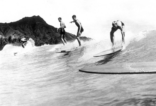 Quelques images vintage de surfeurs début du XXeme siècle Quelques images vintage de surfeurs debut du XXeme siecle 5 Quelques-images-vintage-de-surfeurs-debut-du-XXeme-siecle-5