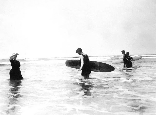 Quelques images vintage de surfeurs début du XXeme siècle Quelques images vintage de surfeurs debut du XXeme siecle 9 Quelques-images-vintage-de-surfeurs-debut-du-XXeme-siecle-9