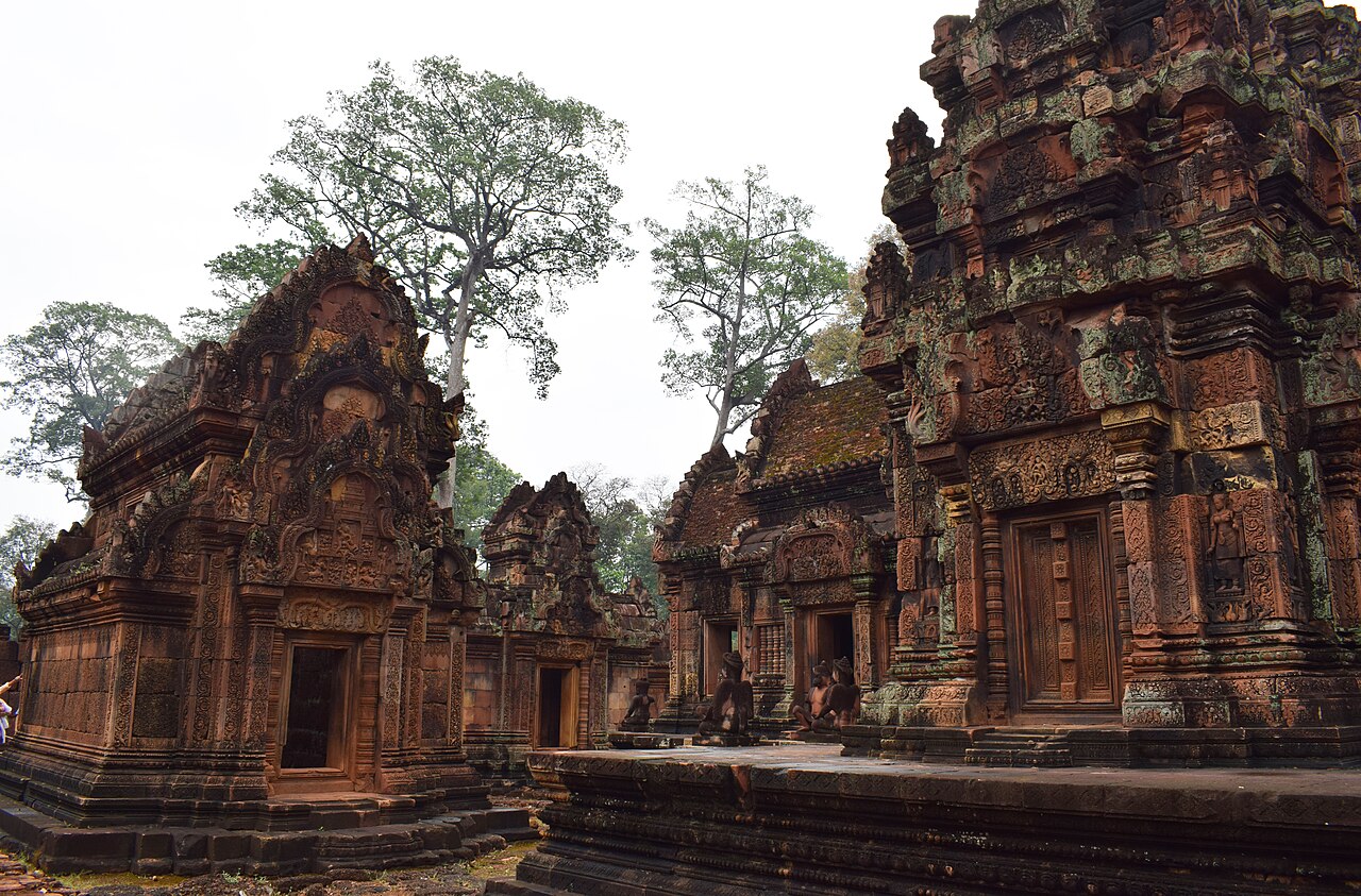 Temple hindou Banteay Srei et ses sculptures en grès au Cambodge Temple hindou Banteay Srei et ses sculptures en grès au Cambodge