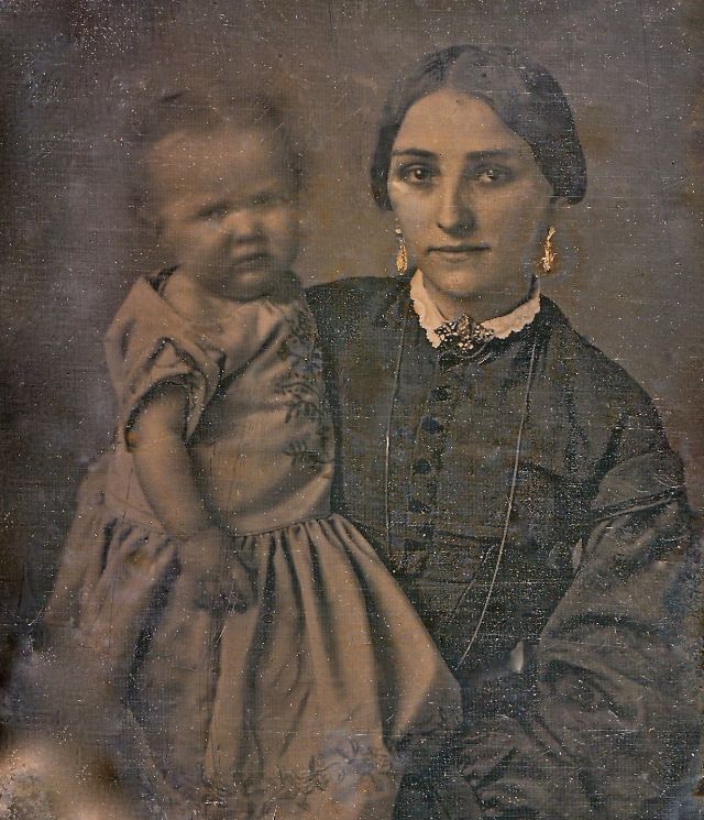 Des portraits de mamans posant avec leurs enfants au XIXeme siècle des mamans posant avec leurs enfants au XIXeme siecle 12 des-mamans-posant-avec-leurs-enfants-au-XIXeme-siecle-12