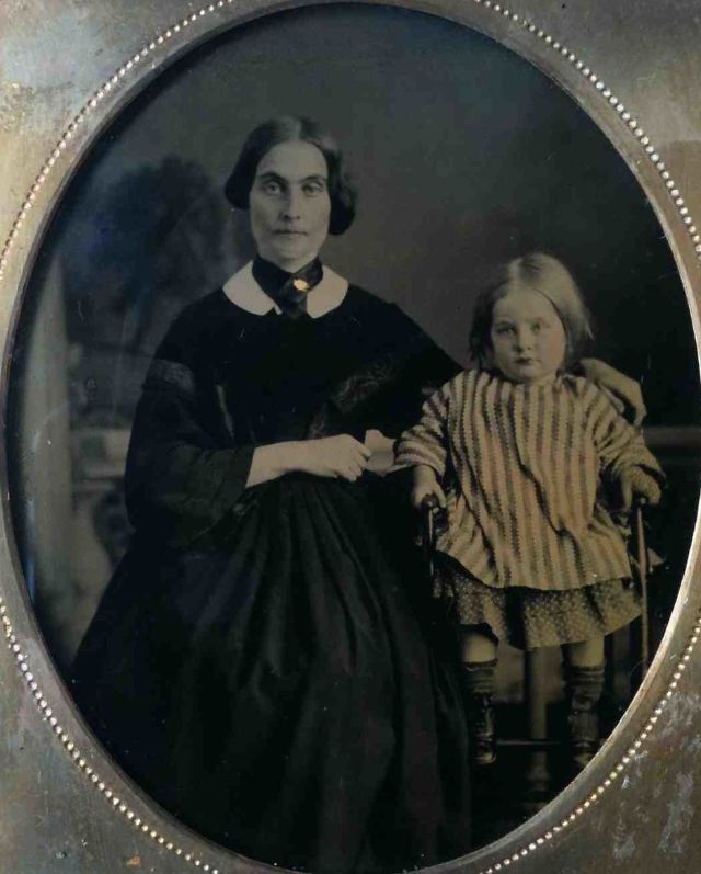 Des portraits de mamans posant avec leurs enfants au XIXeme siècle des mamans posant avec leurs enfants au XIXeme siecle 16 des-mamans-posant-avec-leurs-enfants-au-XIXeme-siecle-16