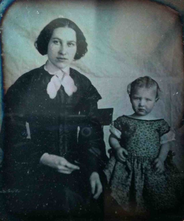 Des portraits de mamans posant avec leurs enfants au XIXeme siècle des mamans posant avec leurs enfants au XIXeme siecle 17 des-mamans-posant-avec-leurs-enfants-au-XIXeme-siecle-17