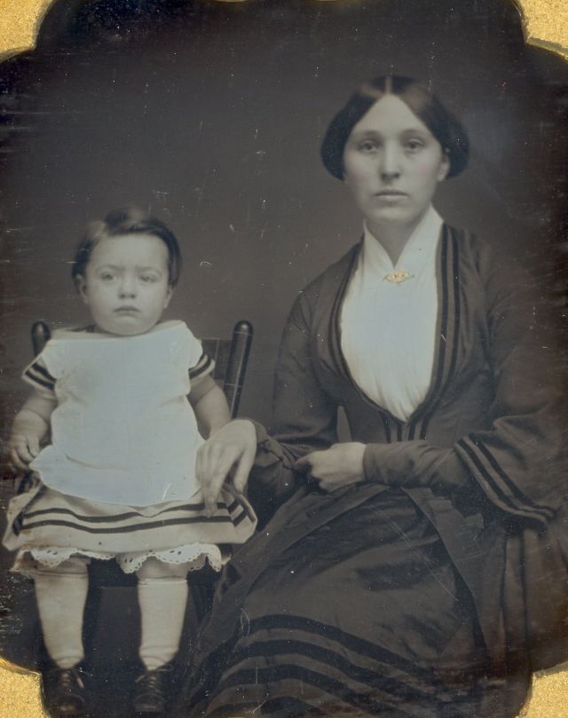 Des portraits de mamans posant avec leurs enfants au XIXeme siècle des mamans posant avec leurs enfants au XIXeme siecle 24 des-mamans-posant-avec-leurs-enfants-au-XIXeme-siecle-24