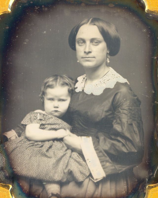 Des portraits de mamans posant avec leurs enfants au XIXeme siècle des mamans posant avec leurs enfants au XIXeme siecle 26 des-mamans-posant-avec-leurs-enfants-au-XIXeme-siecle-26