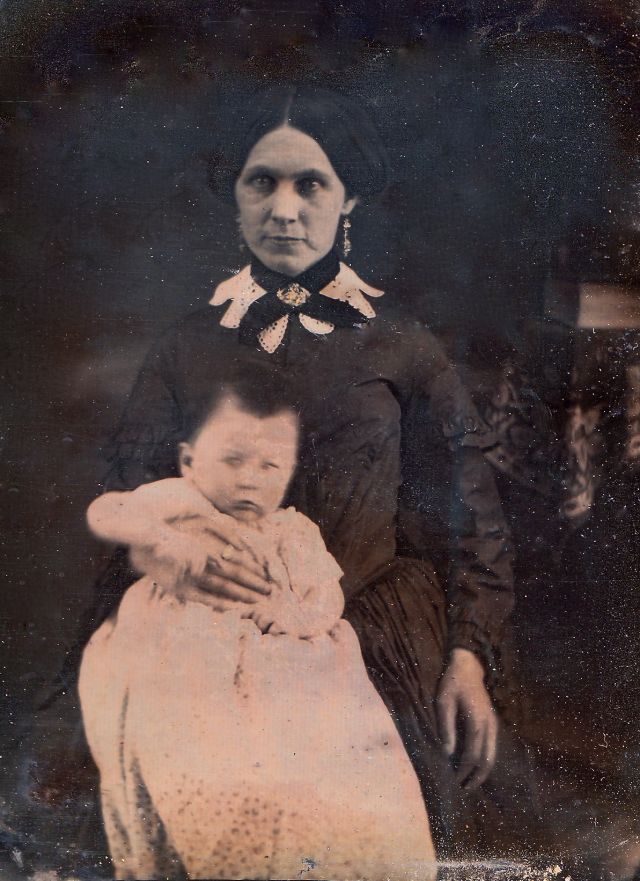 Des portraits de mamans posant avec leurs enfants au XIXeme siècle des mamans posant avec leurs enfants au XIXeme siecle 31 des-mamans-posant-avec-leurs-enfants-au-XIXeme-siecle-31