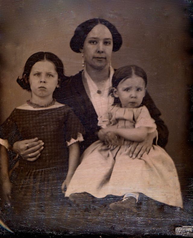 Des portraits de mamans posant avec leurs enfants au XIXeme siècle des mamans posant avec leurs enfants au XIXeme siecle 38 des-mamans-posant-avec-leurs-enfants-au-XIXeme-siecle-38