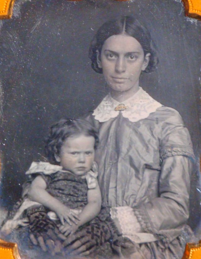 Des portraits de mamans posant avec leurs enfants au XIXeme siècle des mamans posant avec leurs enfants au XIXeme siecle 7 des-mamans-posant-avec-leurs-enfants-au-XIXeme-siecle-7