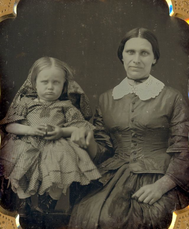 Des portraits de mamans posant avec leurs enfants au XIXeme siècle des mamans posant avec leurs enfants au XIXeme siecle 8 des-mamans-posant-avec-leurs-enfants-au-XIXeme-siecle-8