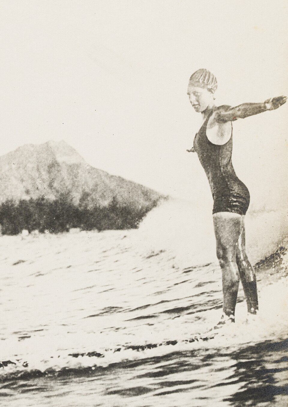Dorothy Becker surfant à Hawaï sur une planche de Duke Kahanamoku en 1915 Dorothy Becker surfant à Hawaï sur une planche de Duke Kahanamoku en 1915