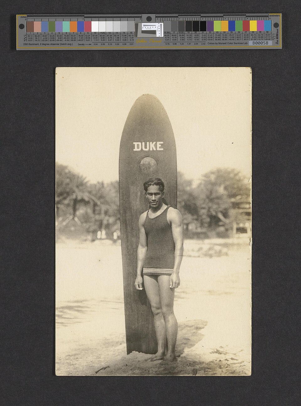 Duke Kahanamoku avec une grande planche de surf à Waikiki vers 1910 Duke Kahanamoku avec une grande planche de surf à Waikiki vers 1910