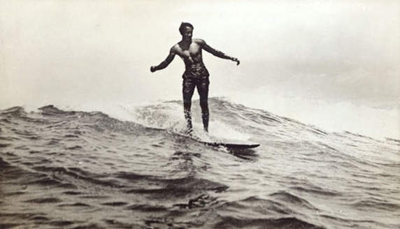 Duke Kahanamoku surfant à Waikiki en 1910 Duke Kahanamoku surfant à Waikiki en 1910