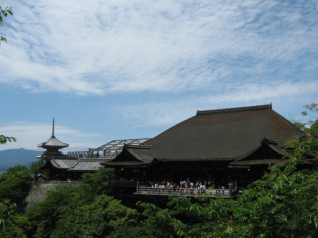 Temple bouddhiste Kiyomizu-dera et sa terrasse en bois à Kyoto Temple bouddhiste Kiyomizu-dera et sa terrasse en bois à Kyoto