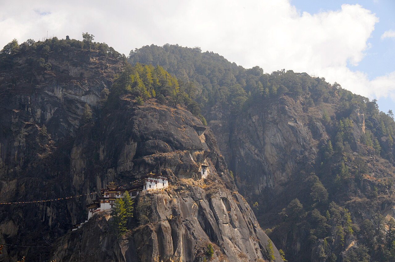 Monastère bouddhiste Paro Taktsang accroché à une falaise au Bhoutan Monastère bouddhiste Paro Taktsang accroché à une falaise au Bhoutan