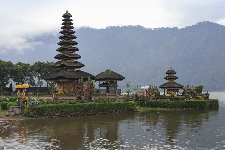 30 parmi les plus beaux temples d’Asie à découvrir pura ulun danu bratan bali Temple hindou Pura Ulun Danu Bratan sur le lac Bratan à Bali