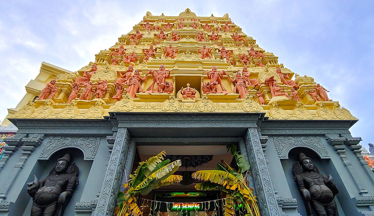 Gopuram du temple hindou Sri Senpaga Vinayagar à Singapour Gopuram du temple hindou Sri Senpaga Vinayagar à Singapour