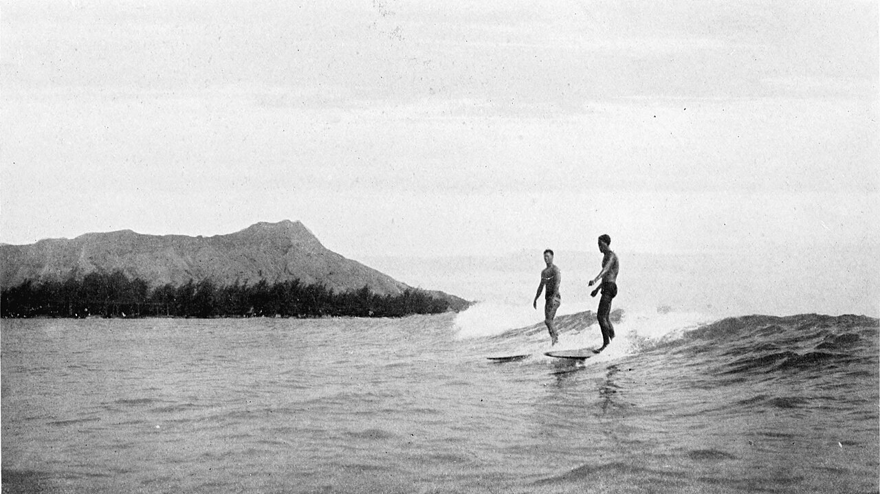 Surfeurs à Waikiki avec Diamond Head en 1921 Surfeurs à Waikiki avec Diamond Head en 1921