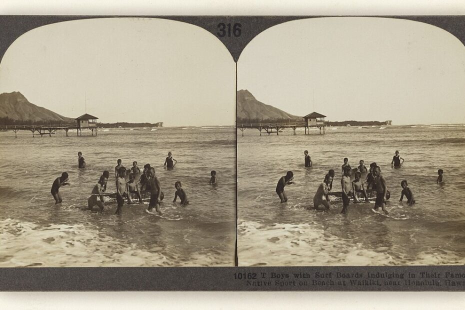 Le surf au début du XXe siècle en photos vintage surfeurs planches waikiki debut xxe siecle Jeunes surfeurs avec leurs planches à Waikiki au début du XXe siècle