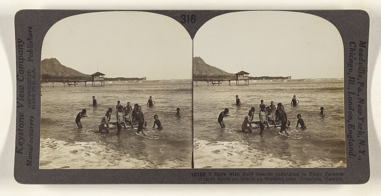 Jeunes surfeurs avec leurs planches à Waikiki au début du XXe siècle Jeunes surfeurs avec leurs planches à Waikiki au début du XXe siècle