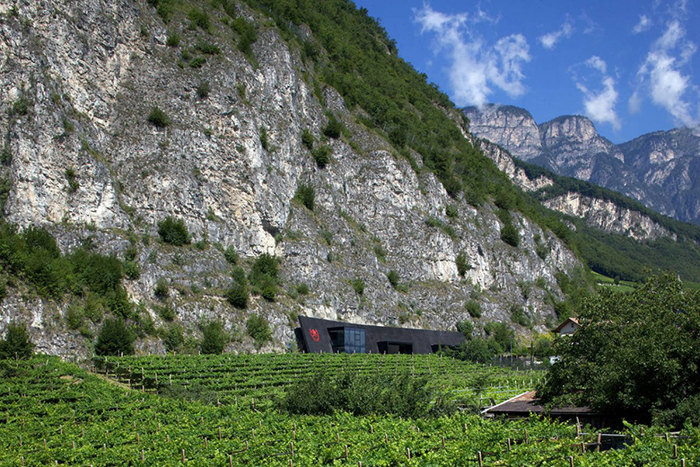 une caserne de pompier dans une falaise... telle une base de supervillain une caserne de pompier dans une falaise telle une base de supervillain 2 une-caserne-de-pompier-dans-une-falaise-telle-une-base-de-supervillain-2