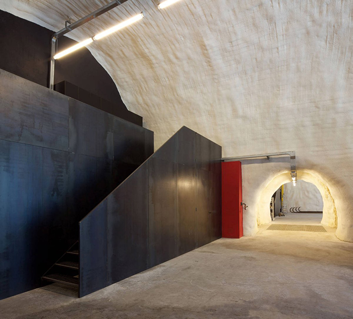 une caserne de pompier dans une falaise... telle une base de supervillain une caserne de pompier dans une falaise telle une base de supervillain 5 une-caserne-de-pompier-dans-une-falaise-telle-une-base-de-supervillain-5