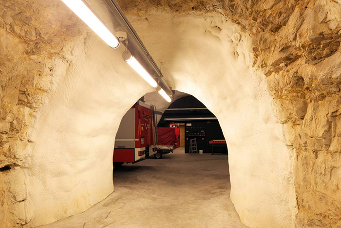 une caserne de pompier dans une falaise... telle une base de supervillain une caserne de pompier dans une falaise telle une base de supervillain 6 une-caserne-de-pompier-dans-une-falaise-telle-une-base-de-supervillain-6