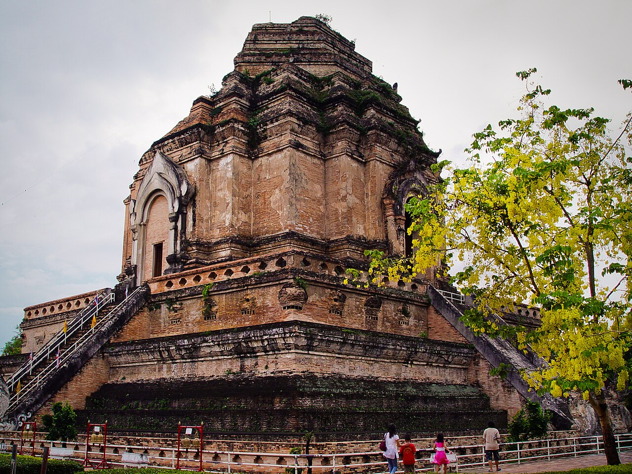 Grand chedi du temple bouddhiste Wat Chedi Luang à Chiang Mai Grand chedi du temple bouddhiste Wat Chedi Luang à Chiang Mai