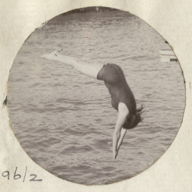 Annette Kellerman fait une démonstration de plongeon en 1905 à Glenelg Annette Kellerman fait une demonstration de plongeon en 1905 a Glenelg australie2 Annette-Kellerman-fait-une-demonstration-de-plongeon-en-1905-a-Glenelg-australie2