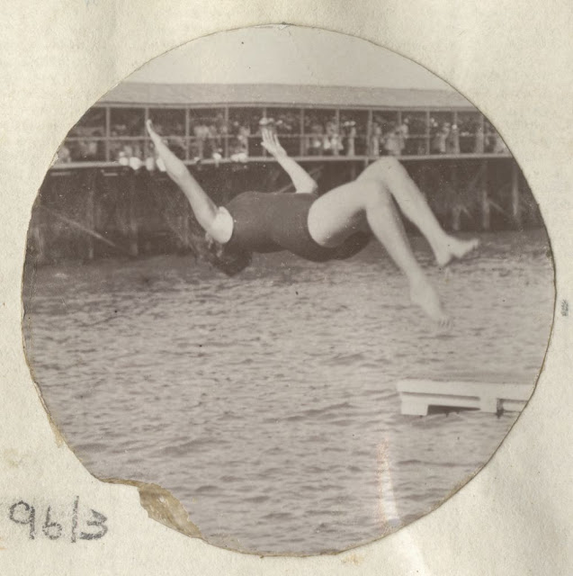 Annette Kellerman fait une démonstration de plongeon en 1905 à Glenelg Annette Kellerman fait une demonstration de plongeon en 1905 a Glenelg australie3 Annette-Kellerman-fait-une-demonstration-de-plongeon-en-1905-a-Glenelg-australie3