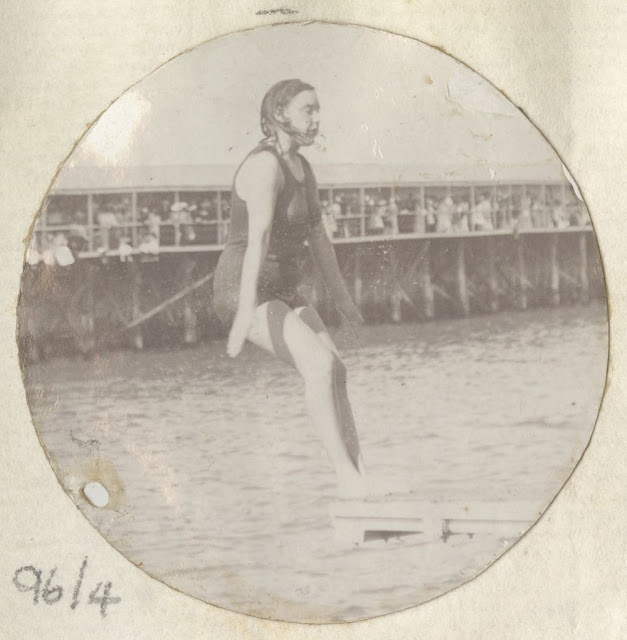 Annette Kellerman fait une démonstration de plongeon en 1905 à Glenelg Annette Kellerman fait une demonstration de plongeon en 1905 a Glenelg australie4 Annette-Kellerman-fait-une-demonstration-de-plongeon-en-1905-a-Glenelg-australie4