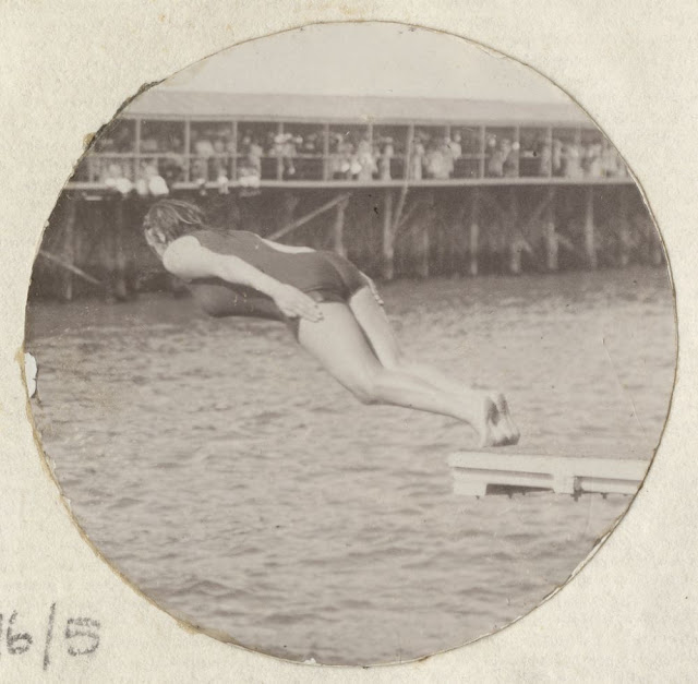 Annette Kellerman fait une démonstration de plongeon en 1905 à Glenelg Annette Kellerman fait une demonstration de plongeon en 1905 a Glenelg australie5 Annette-Kellerman-fait-une-demonstration-de-plongeon-en-1905-a-Glenelg-australie5