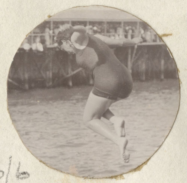 Annette Kellerman fait une démonstration de plongeon en 1905 à Glenelg Annette Kellerman fait une demonstration de plongeon en 1905 a Glenelg australie6 Annette-Kellerman-fait-une-demonstration-de-plongeon-en-1905-a-Glenelg-australie6