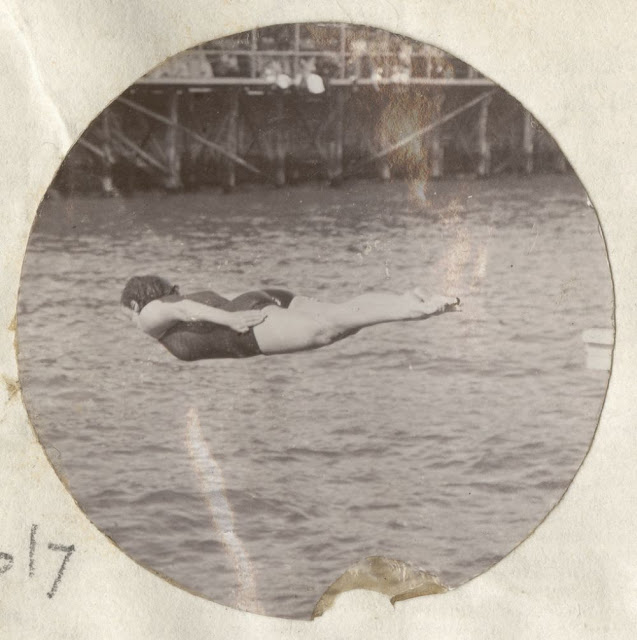 Annette Kellerman fait une démonstration de plongeon en 1905 à Glenelg Annette Kellerman fait une demonstration de plongeon en 1905 a Glenelg australie7 Annette-Kellerman-fait-une-demonstration-de-plongeon-en-1905-a-Glenelg-australie7