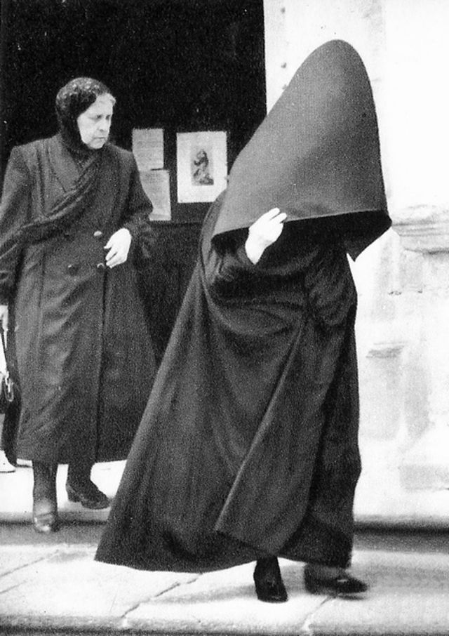 Le capote e capelo , une cape avec capuchon tenue traditionnelle féminine des Açores Le capote e capelo une cape avec capuchon tenue traditionnelle feminine des Acores 10 Le-capote-e-capelo-une-cape-avec-capuchon-tenue-traditionnelle-feminine-des-Acores-10