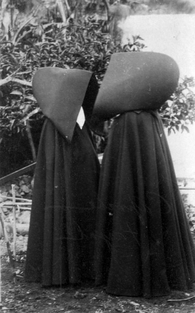 Le capote e capelo , une cape avec capuchon tenue traditionnelle féminine des Açores Le capote e capelo une cape avec capuchon tenue traditionnelle feminine des Acores 11 Le-capote-e-capelo-une-cape-avec-capuchon-tenue-traditionnelle-feminine-des-Acores-11