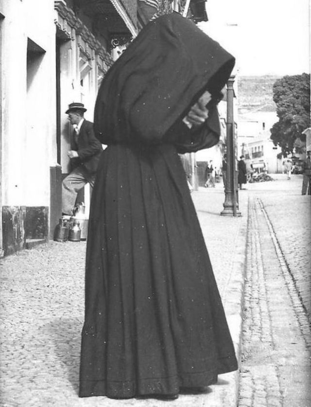 Le capote e capelo , une cape avec capuchon tenue traditionnelle féminine des Açores Le capote e capelo une cape avec capuchon tenue traditionnelle feminine des Acores 12 Le-capote-e-capelo-une-cape-avec-capuchon-tenue-traditionnelle-feminine-des-Acores-12