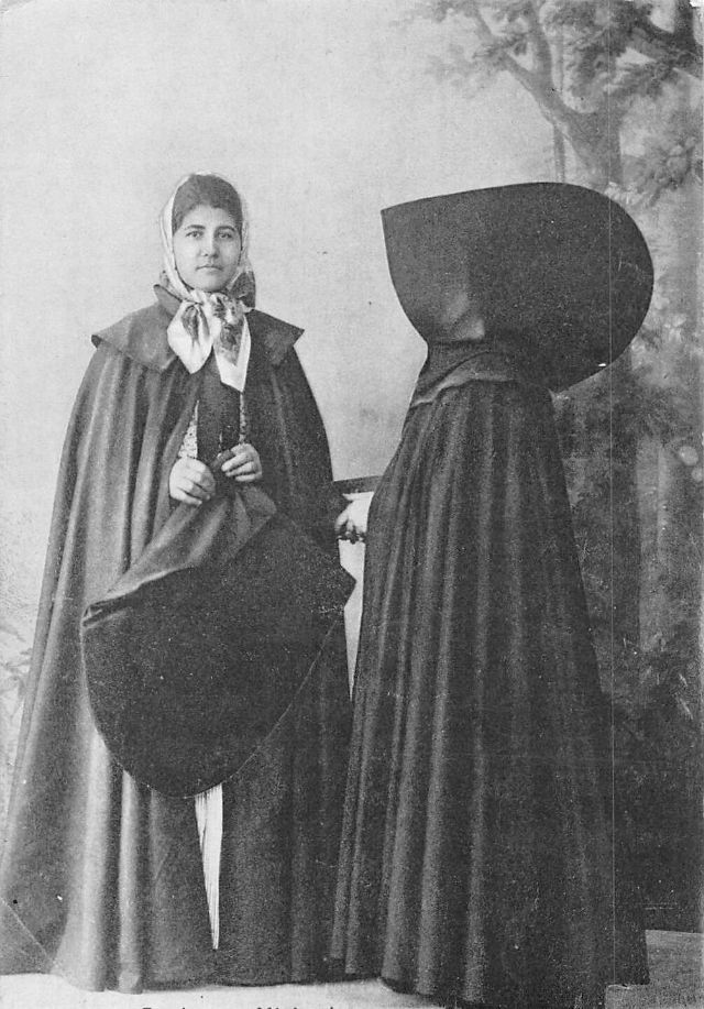 Le capote e capelo , une cape avec capuchon tenue traditionnelle féminine des Açores Le capote e capelo une cape avec capuchon tenue traditionnelle feminine des Acores 19 Le-capote-e-capelo-une-cape-avec-capuchon-tenue-traditionnelle-feminine-des-Acores-19