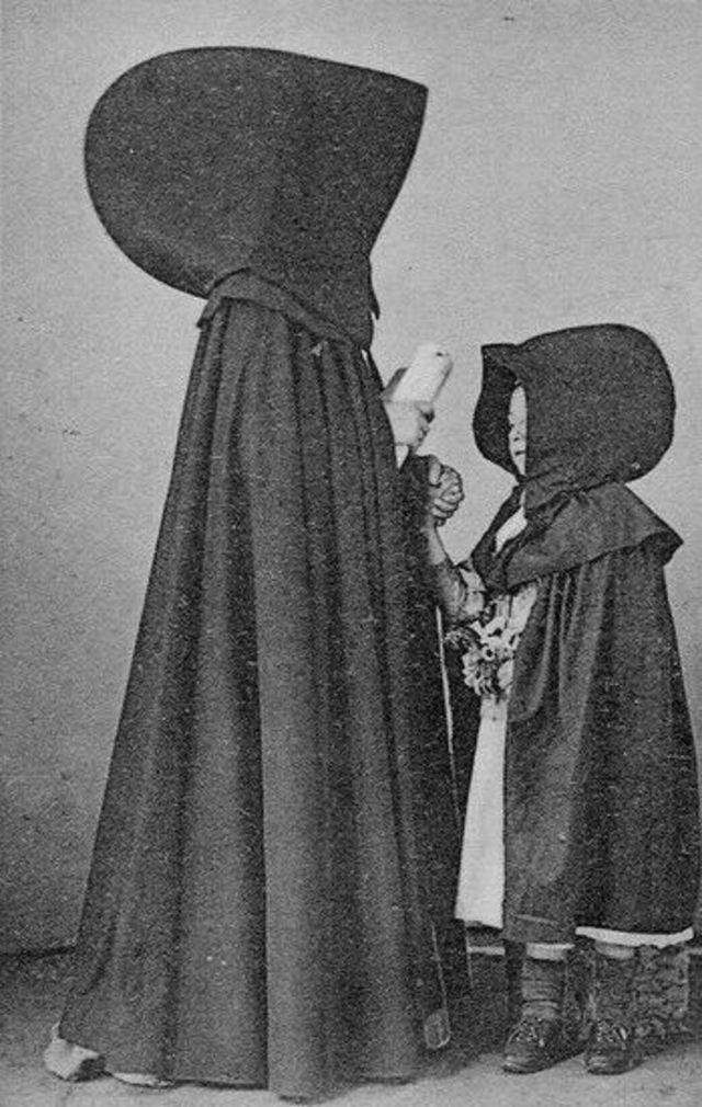 Le capote e capelo , une cape avec capuchon tenue traditionnelle féminine des Açores Le capote e capelo une cape avec capuchon tenue traditionnelle feminine des Acores 20 Le-capote-e-capelo-une-cape-avec-capuchon-tenue-traditionnelle-feminine-des-Acores-20