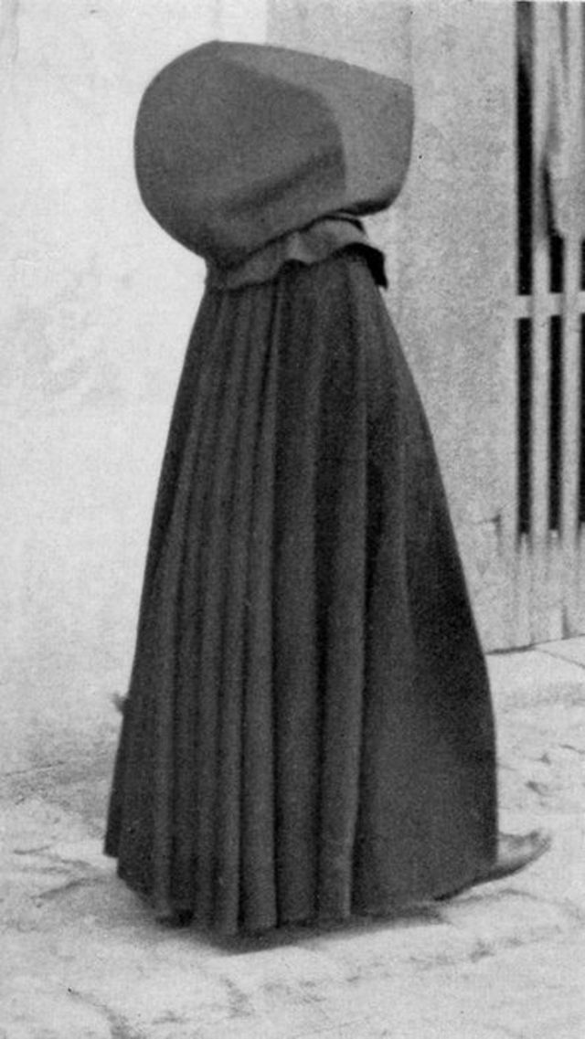 Le capote e capelo , une cape avec capuchon tenue traditionnelle féminine des Açores Le capote e capelo une cape avec capuchon tenue traditionnelle feminine des Acores 3 Le-capote-e-capelo-une-cape-avec-capuchon-tenue-traditionnelle-feminine-des-Acores-3