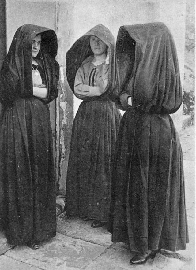 Le capote e capelo , une cape avec capuchon tenue traditionnelle féminine des Açores Le capote e capelo une cape avec capuchon tenue traditionnelle feminine des Acores 4 Le-capote-e-capelo-une-cape-avec-capuchon-tenue-traditionnelle-feminine-des-Acores-4