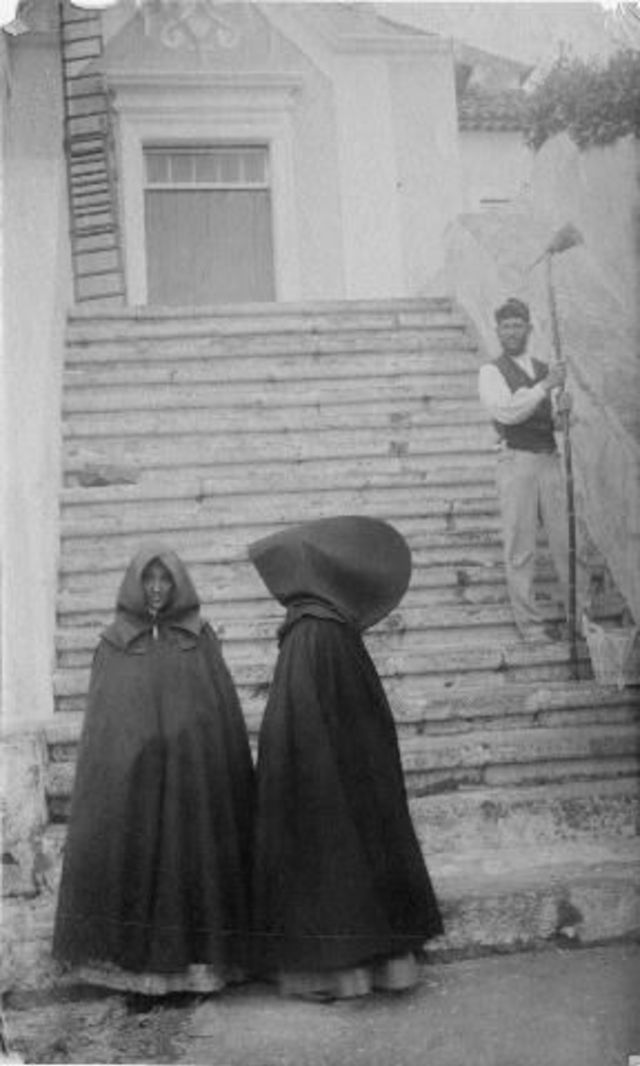 Le capote e capelo , une cape avec capuchon tenue traditionnelle féminine des Açores Le capote e capelo une cape avec capuchon tenue traditionnelle feminine des Acores 5 Le-capote-e-capelo-une-cape-avec-capuchon-tenue-traditionnelle-feminine-des-Acores-5