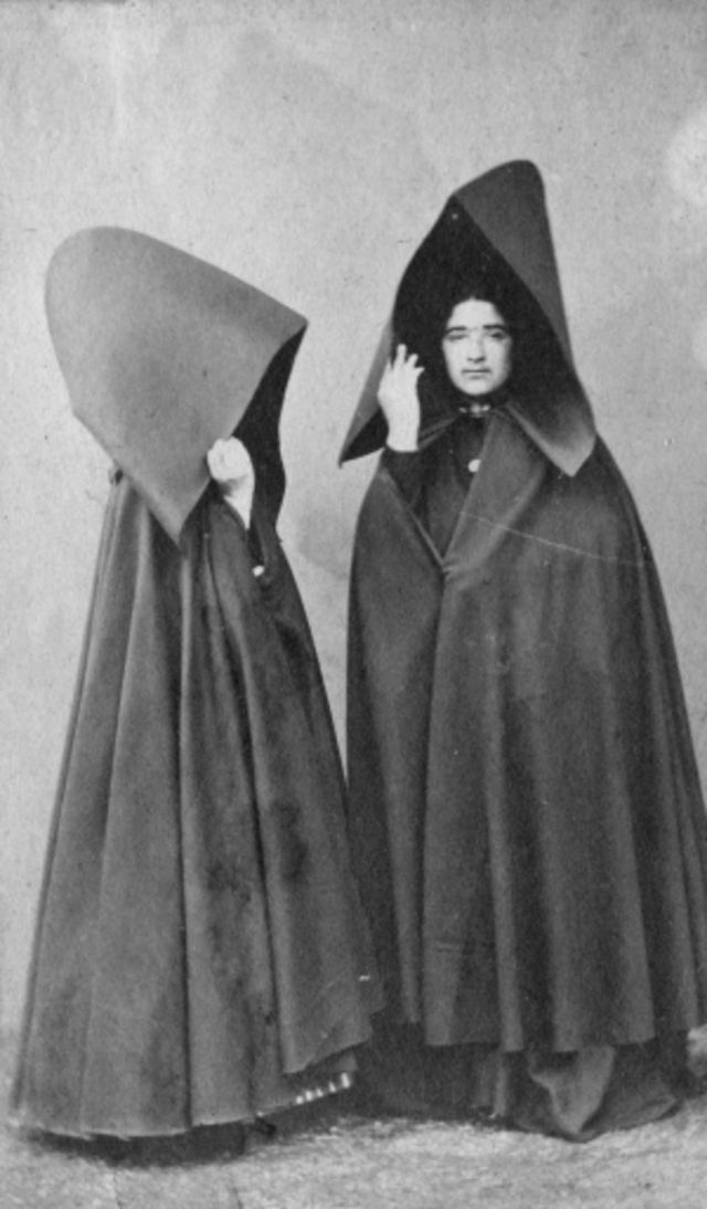Le capote e capelo , une cape avec capuchon tenue traditionnelle féminine des Açores Le capote e capelo une cape avec capuchon tenue traditionnelle feminine des Acores 6 Le-capote-e-capelo-une-cape-avec-capuchon-tenue-traditionnelle-feminine-des-Acores-6