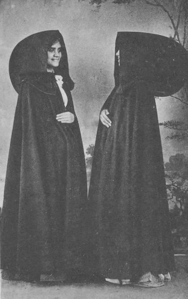 Le capote e capelo , une cape avec capuchon tenue traditionnelle féminine des Açores Le capote e capelo une cape avec capuchon tenue traditionnelle feminine des Acores 7 Le-capote-e-capelo-une-cape-avec-capuchon-tenue-traditionnelle-feminine-des-Acores-7