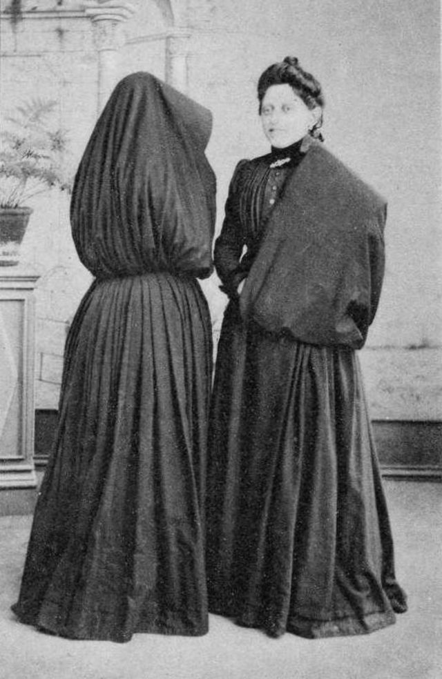 Le capote e capelo , une cape avec capuchon tenue traditionnelle féminine des Açores Le capote e capelo une cape avec capuchon tenue traditionnelle feminine des Acores 8 Le-capote-e-capelo-une-cape-avec-capuchon-tenue-traditionnelle-feminine-des-Acores-8