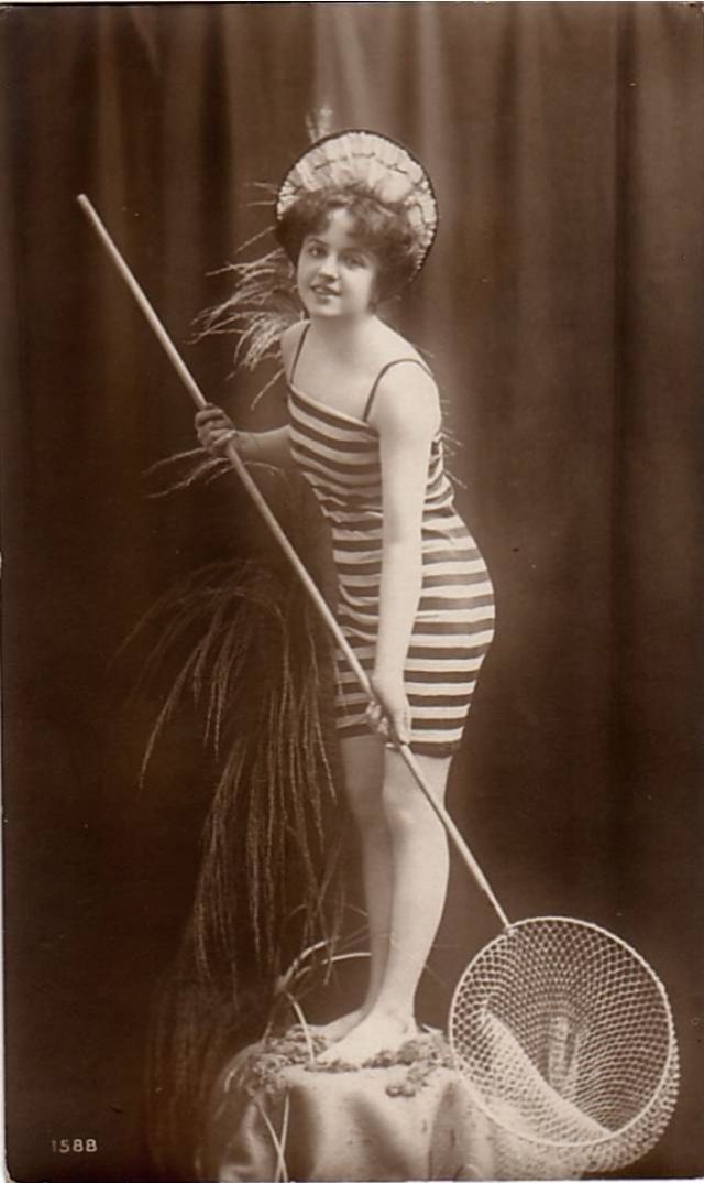 Les maillots de bains pour femmes au début du XXeme siècle Les maillots de bains pour femmes au debut du XXeme siecle 3 Les-maillots-de-bains-pour-femmes-au-debut-du-XXeme-siecle-3