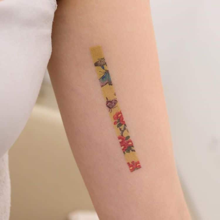 Les tatouages rectangulaires de EQ semblent etre vus par l'entrebaillement d'une porte Les tatouages rectangulaires de EQ semblent etre vus par l entrebaillement d une porte 16 Les-tatouages-rectangulaires-de-EQ-semblent-etre-vus-par-l-entrebaillement-d-une-porte-16