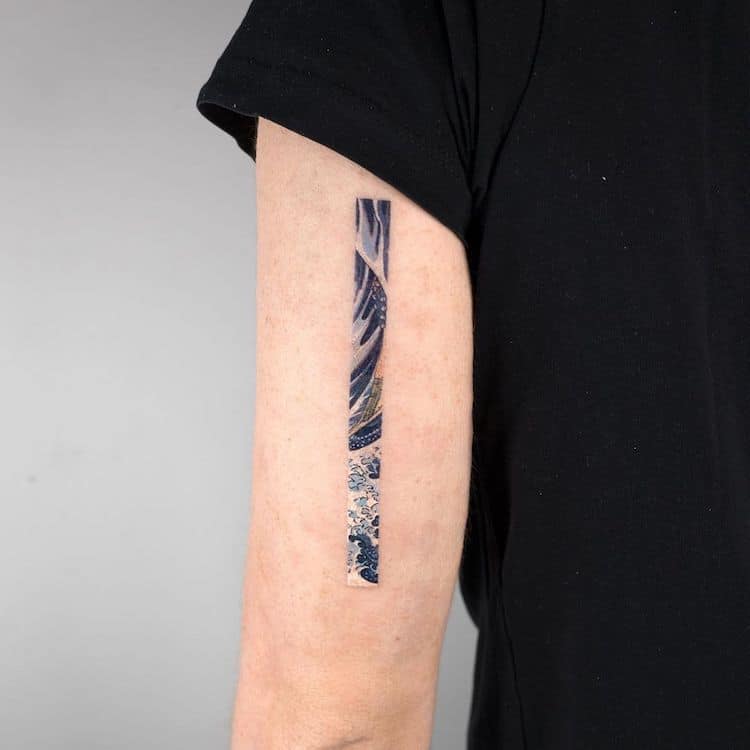 Les tatouages rectangulaires de EQ semblent etre vus par l'entrebaillement d'une porte Les tatouages rectangulaires de EQ semblent etre vus par l entrebaillement d une porte 4 Les-tatouages-rectangulaires-de-EQ-semblent-etre-vus-par-l-entrebaillement-d-une-porte-4