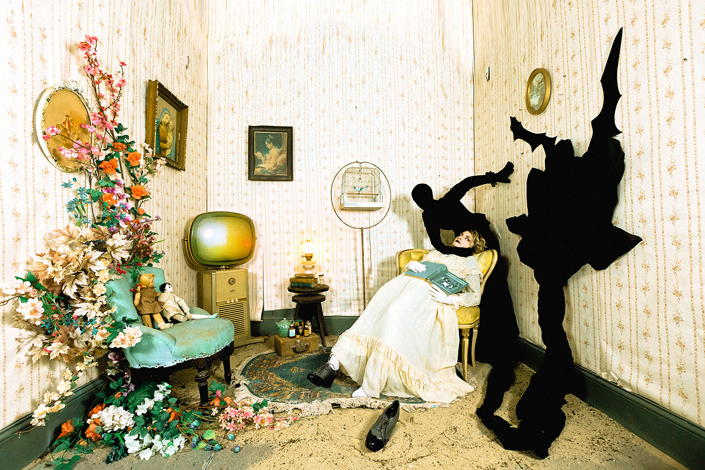 Shadows - quand des monstres envahissent de petites pièces par Karen Jerzyk Shadows quand des monstres envahissent de petites pieces par Karen Jerzyk 6 Shadows-quand-des-monstres-envahissent-de-petites-pieces-par-Karen-Jerzyk-6