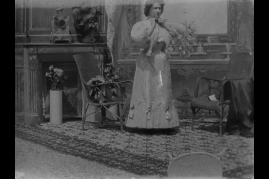 Une femme se déshabille dans A Victorian Lady in Her Boudoir, film britannique de 1896