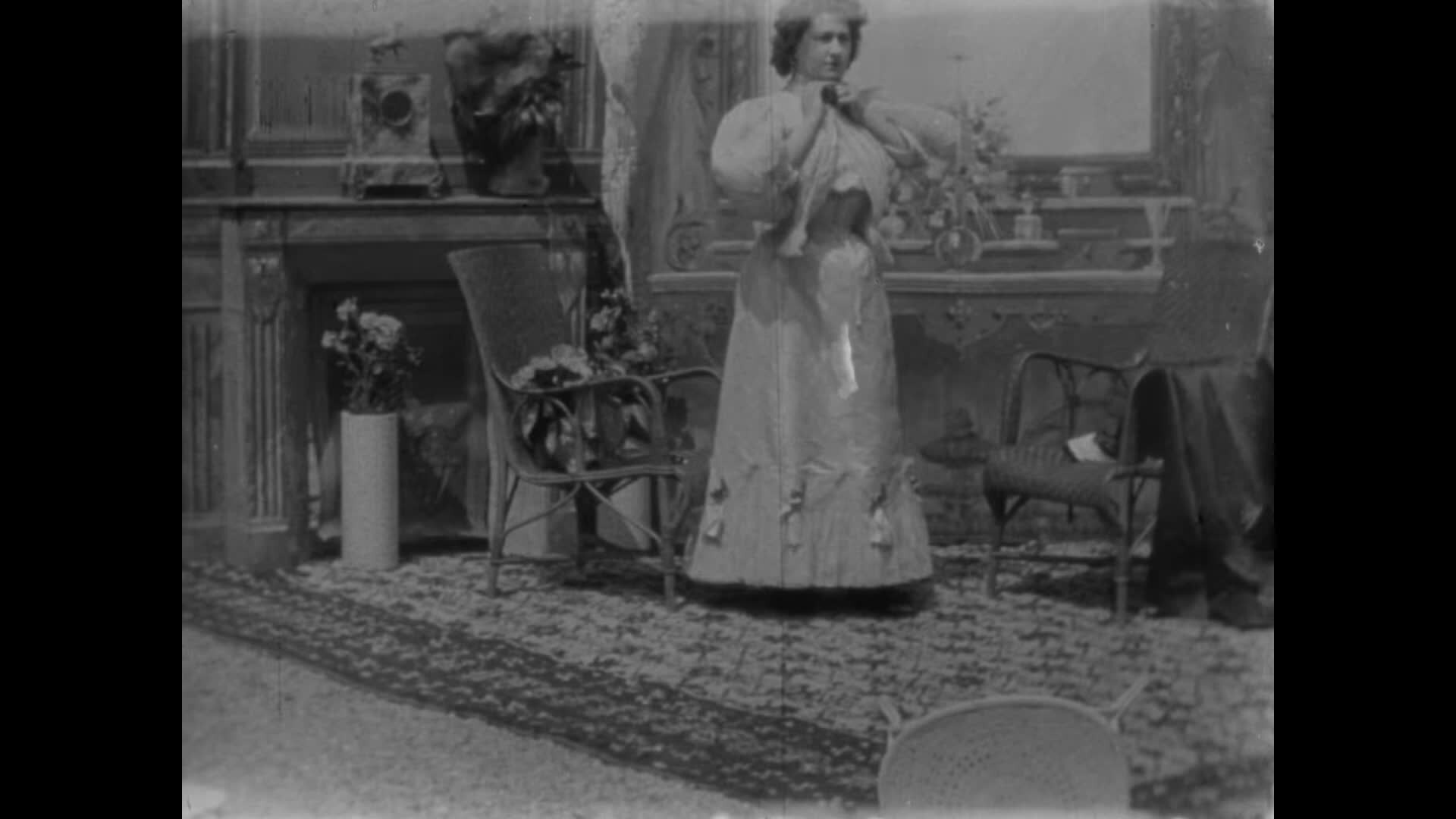 a victorian lady in her boudoir 1896 esme collings Une femme se déshabille dans A Victorian Lady in Her Boudoir, film britannique de 1896