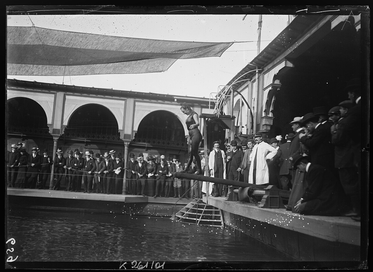 Annette Kellerman lors d’une démonstration de plongeon aux bains Deligny à Paris en 1905 Annette Kellerman lors d’une démonstration de plongeon aux bains Deligny à Paris en 1905